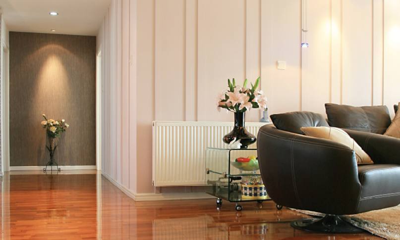     在我們挑選暖氣片時(shí)，不僅要看價(jià)格，還要看產(chǎn)品和服務(wù)，才能避免吃虧上當(dāng)。

    選擇暖氣片從哪些角度出發(fā)?

    1.看材質(zhì)

    材質(zhì)影響到產(chǎn)品的使用和壽命。廠家選擇的材質(zhì)過關(guān)，不僅在使用中減少漏水等問題，還能夠延長暖氣片的壽命。用戶在挑選材質(zhì)時(shí)，可以咨詢一下鋼管或銅管的壁厚，一些特殊產(chǎn)品的片頭和壁厚是不同的，片頭需要加厚，才能抵抗住常年侵蝕。材質(zhì)要求均勻，無凸起，無水波紋。

    2.看安裝

    很多廠家都有自己的安裝隊(duì)，或者有固定合作的安裝隊(duì)。安裝人員統(tǒng)一持證上崗，經(jīng)驗(yàn)豐富。對自己工廠的產(chǎn)品也比較了解，在測量、方案設(shè)計(jì)中考慮細(xì)致全面。暖氣片安裝時(shí)噪音小，測量、打孔、懸掛、打壓等步驟齊全考究，接口緊密，管路布局橫平豎直，彎管接頭少。

    3.看工藝

    暖氣片的生產(chǎn)工藝和品牌廠家密不可分。有些不良小廠家采用回收二手暖氣片，簡單去銹刷漆之后再投放市場，雖然暖氣片價(jià)格很便宜，但這種暖氣片往往使用不了一兩年就會(huì)漏水。真正品質(zhì)好的暖氣片，往往通過下料、打孔、焊接、組裝、打壓、打磨、噴涂等幾十道精細(xì)工序生產(chǎn)而成，后還有嚴(yán)格的質(zhì)檢。這樣的暖氣片使用起來才會(huì)安心。

    4.看售后

    正規(guī)產(chǎn)品都有相關(guān)的質(zhì)保協(xié)議，在質(zhì)保期內(nèi)出現(xiàn)質(zhì)量問題可以免費(fèi)更換，因?yàn)榕瘹馄钠焚|(zhì)問題給用戶造成的財(cái)產(chǎn)損失，還可以通過保險(xiǎn)賠付。強(qiáng)大妥善的售后不僅是品牌實(shí)力的體現(xiàn)，也是產(chǎn)品過硬品質(zhì)的體現(xiàn)。

    5.看品牌

    一款品牌形成往往需要多少年的沉淀和口碑傳播，才能在市場上占領(lǐng)一席之地。品牌類廠家，不僅有實(shí)力在選材、工藝方面投入較高的成本，在后期服務(wù)上也有相關(guān)的保障。一旦產(chǎn)品出現(xiàn)問題，可以免費(fèi)更換，出現(xiàn)暖氣片不熱等問題，還可以上門維修。不會(huì)出現(xiàn)暖氣片漏水等問題找不到廠家、相互推卸責(zé)任等問題。

    挑選暖氣片時(shí)，不僅要看價(jià)格，還要看產(chǎn)品和服務(wù)，才能避免吃虧上當(dāng)。

    更多資訊盡在鼎格舒適家，免費(fèi)設(shè)計(jì)方案和報(bào)價(jià)。鼎格舒適家m.yifuw.org.cn(全稱四川鼎格舒適家科技有限公司)是知名成都地暖公司，專業(yè)提供地暖，暖氣片，中央空調(diào)，新風(fēng)，凈水系統(tǒng)的銷售，設(shè)計(jì)，安裝等服務(wù)。